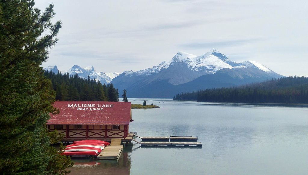 boathouse lac maligne