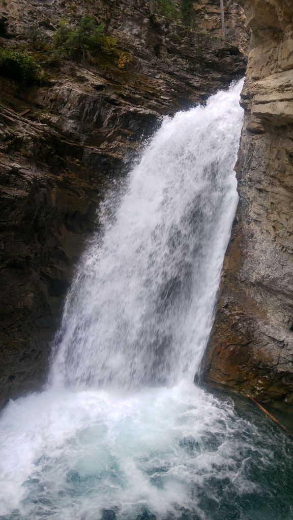 cascades johnston canyon