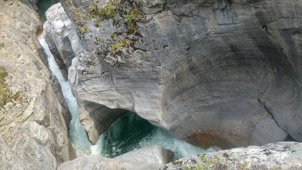 maligne canyon canada