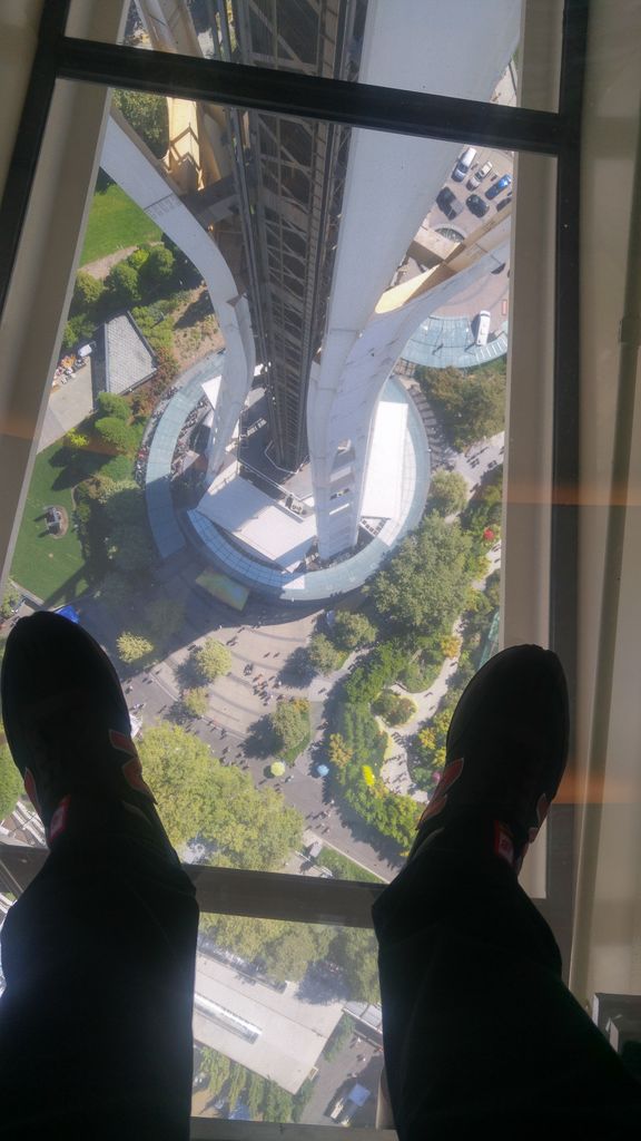 pieds dans le vide space needle