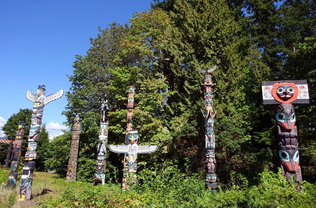 stanley park totem poles vancouver