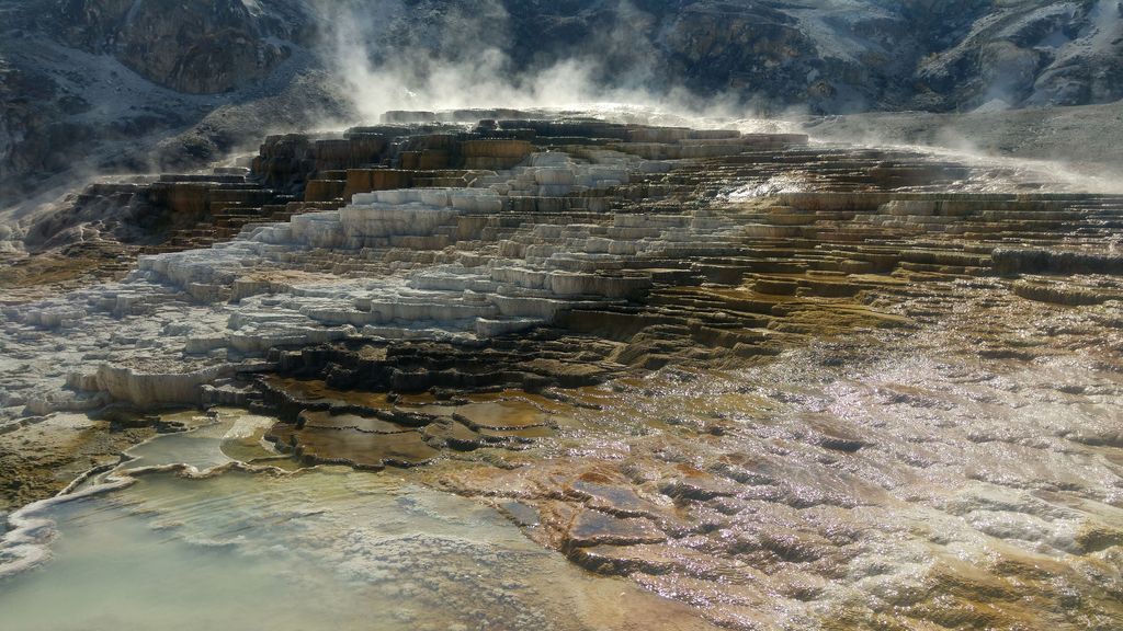 eaux fumantes mammoth hot springs