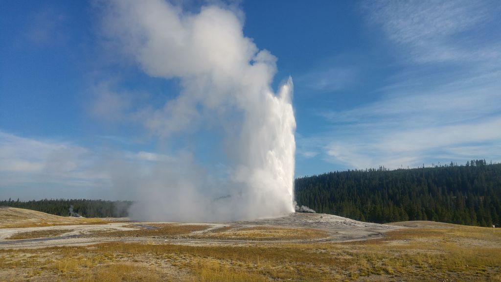 grand geyser yellowstone old faithful