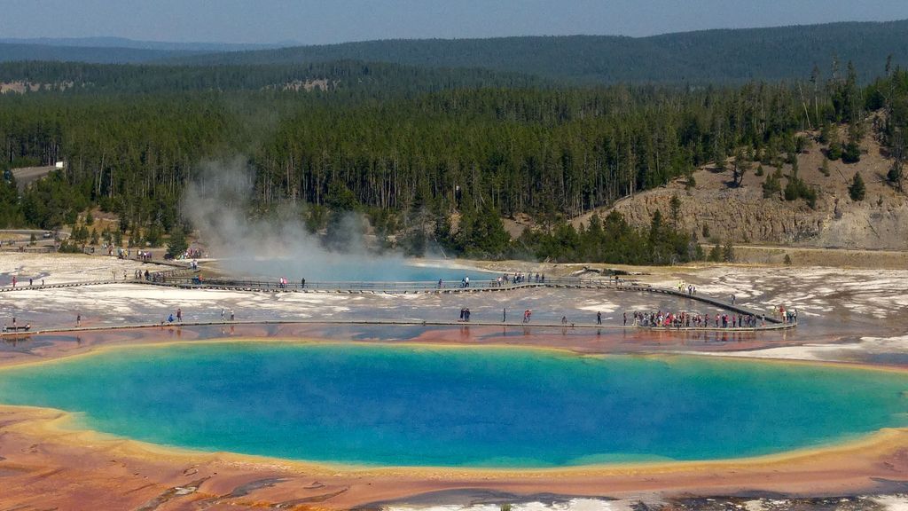 grand prismatic lake yellowstone