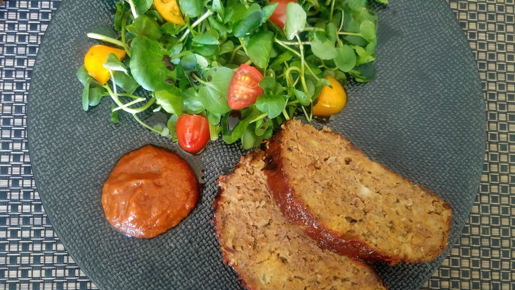 assiette de meat loaf et ketchup maison