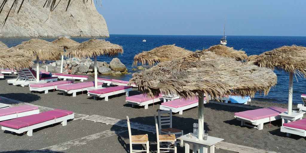 black sand beach santorin