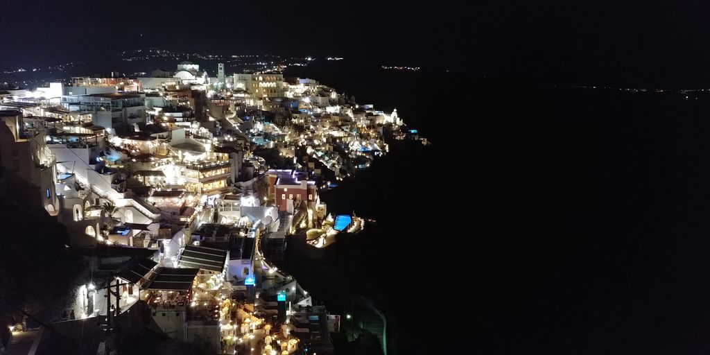 fira vue de nuit