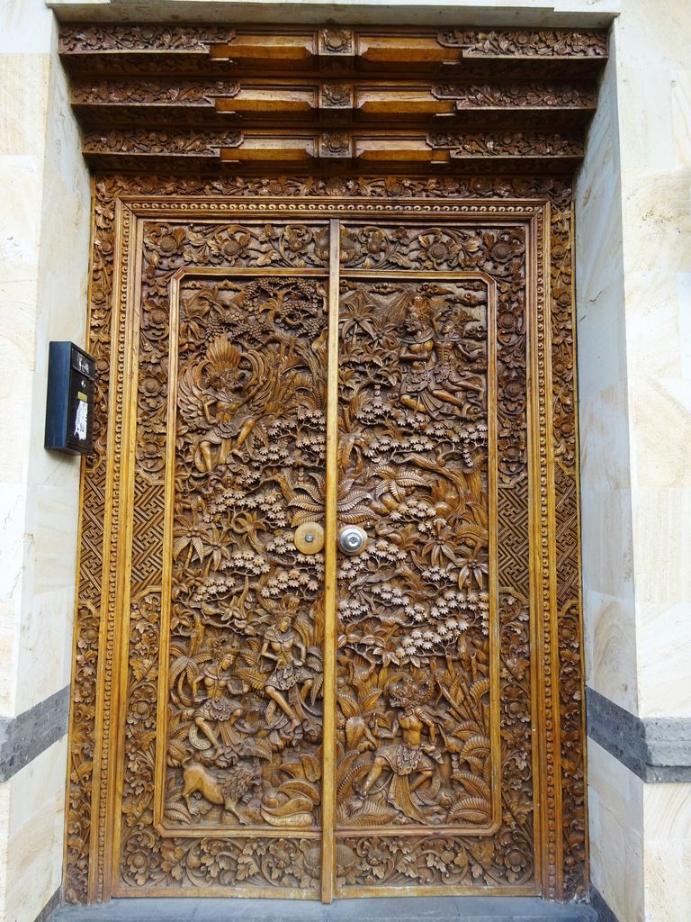 porte en bois balinaise