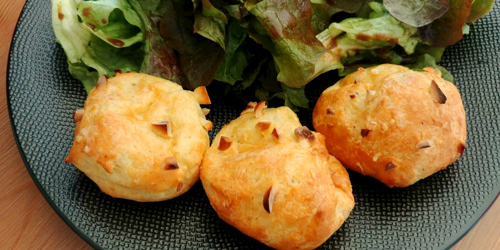 idée de repas gougères au fromage et salade