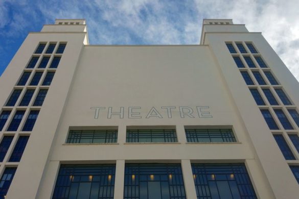 entrée du théâtre tnp et brasserie villeurbanne gratte ciel