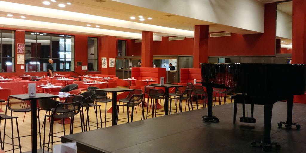 salle du restaurant tnp villeurbanne gratte-ciel