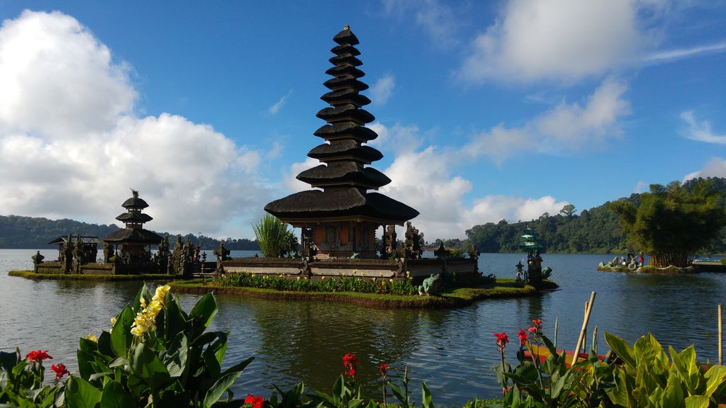 temple sur le lac beratan