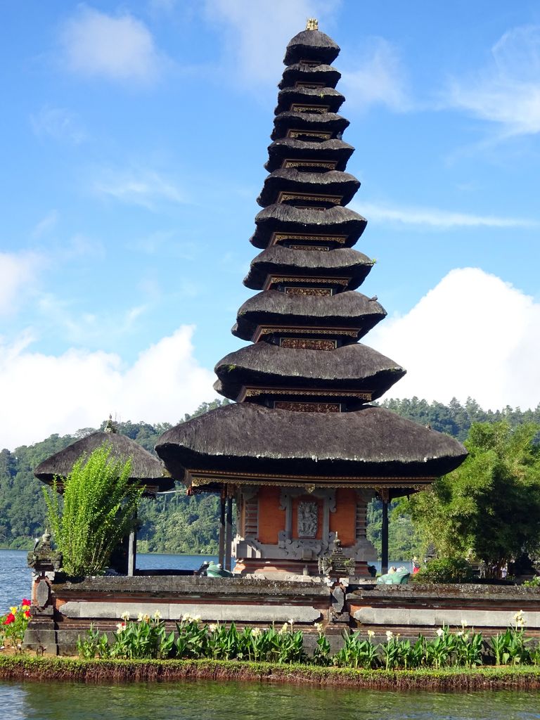 temple 11 etages pura ulun danu