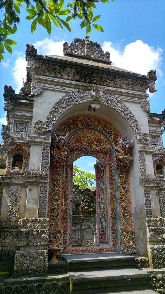 grande porte avec motifs à ubud