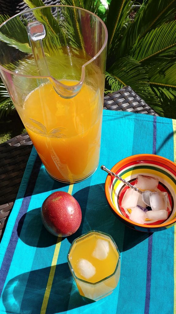 limonade aux fruits de la passion servie dans un verre avec glaçons