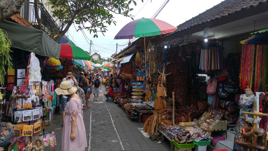 ambiance sur le marché d'ubud