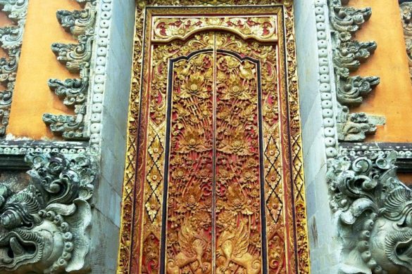 porte en or du water palace ubud