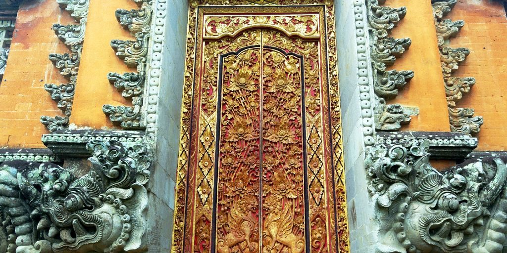 porte en or du water palace ubud