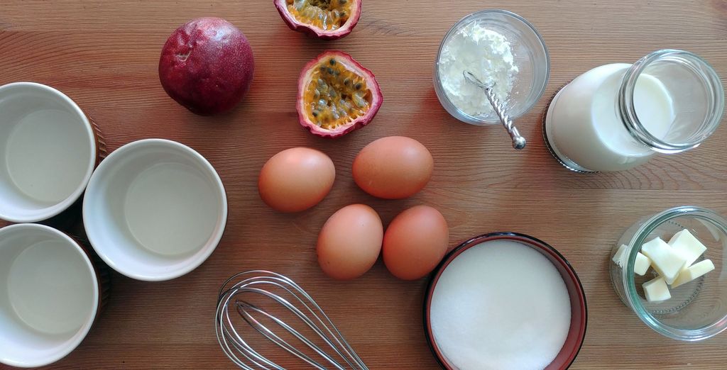 ingredients sur table pour faire un soufflé passion