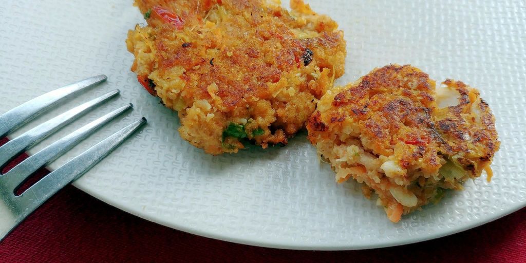 assiette de crab cakes croustillants