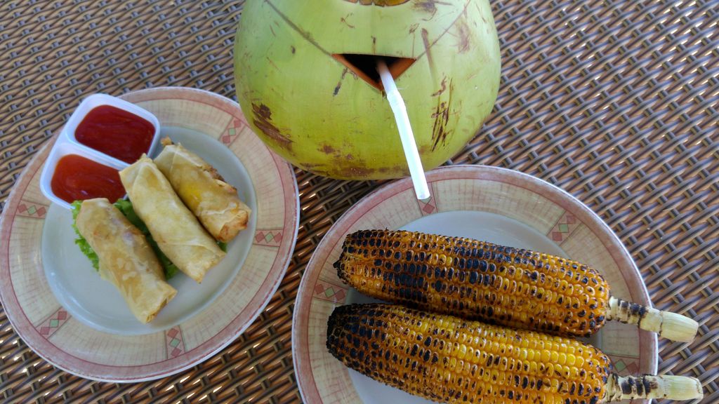 mais grillé, spring rolls et noix de coco