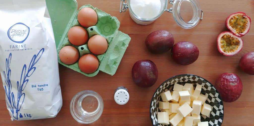 ingredients pour la recette de la tarte fruit de la passion vus du dessus