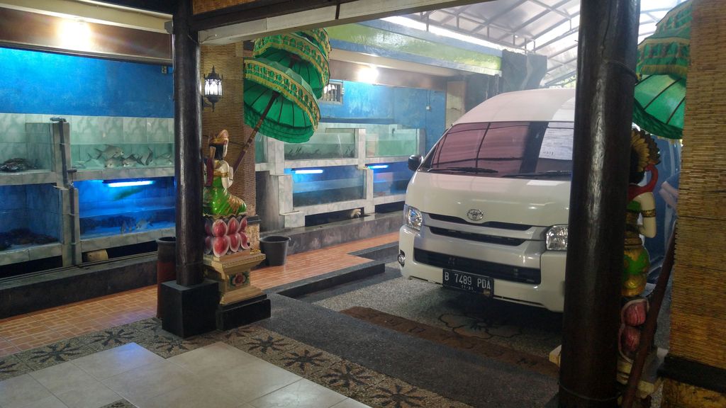 voiture dans un restaurant de jimbaran