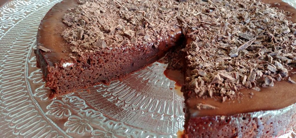 zoom sur l'interieur fondant du gateau au chocolat a base de compote