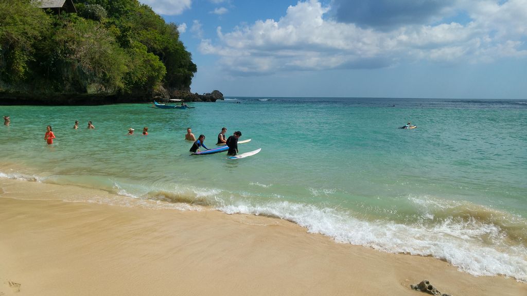 baignade et surfeurs à padang padang beach