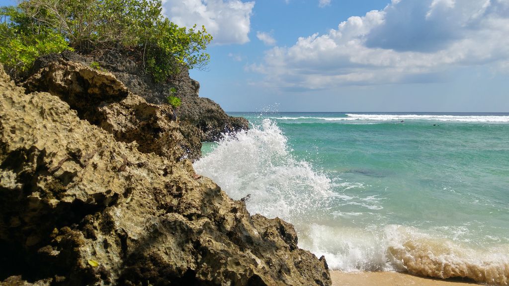 vague sur roche de padang padang