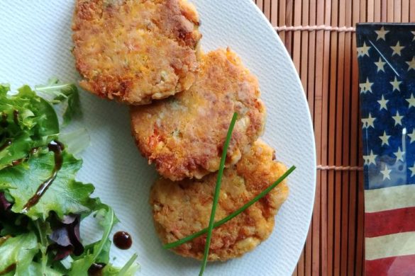 assiette avec salade et crab cakes