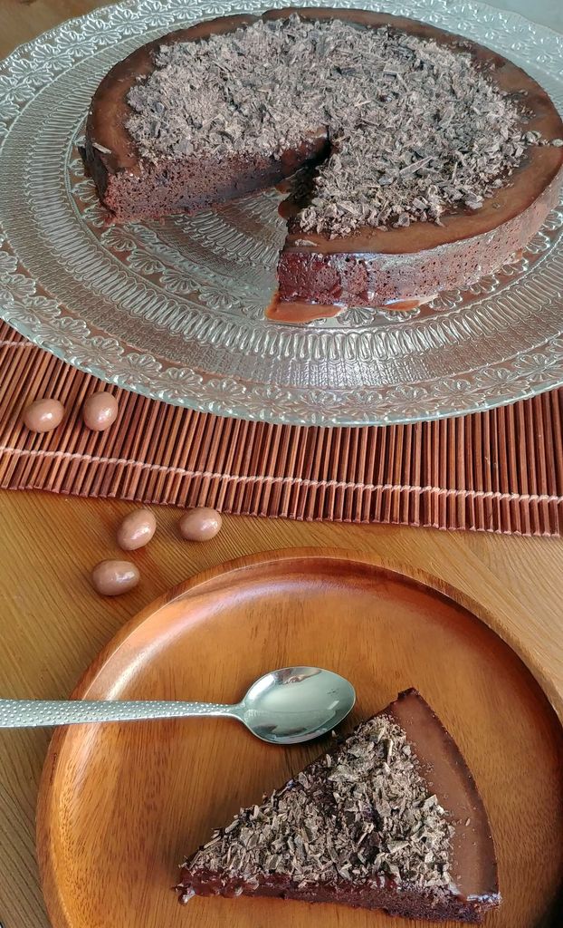 part de gateau dans une assiette et le reste sur son plateau en verre