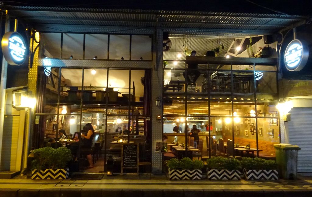 facade du dusty cafe seminyak