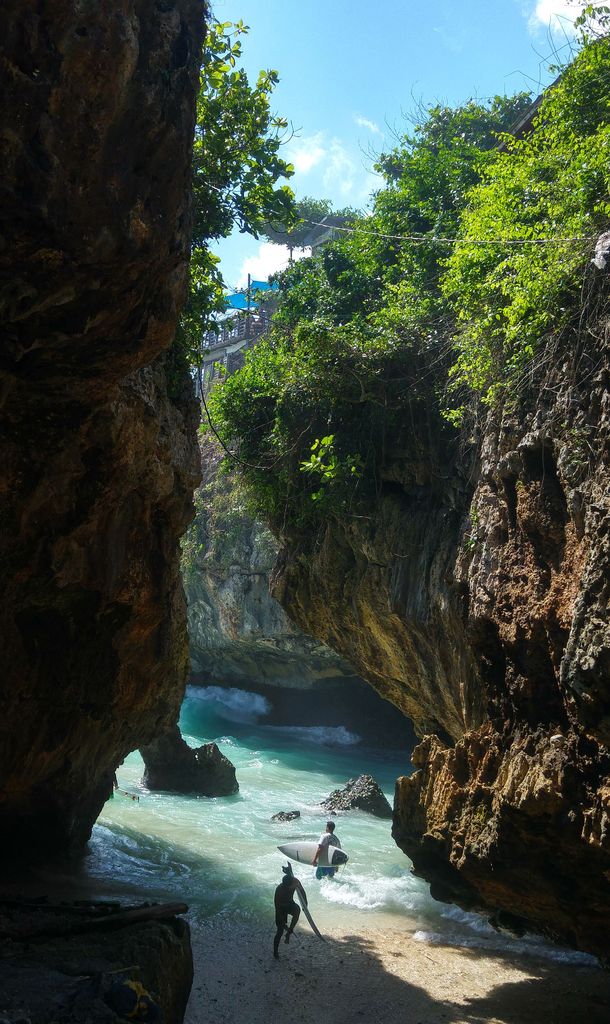 mer qui s'engouffre entre les falaises de blue point beach