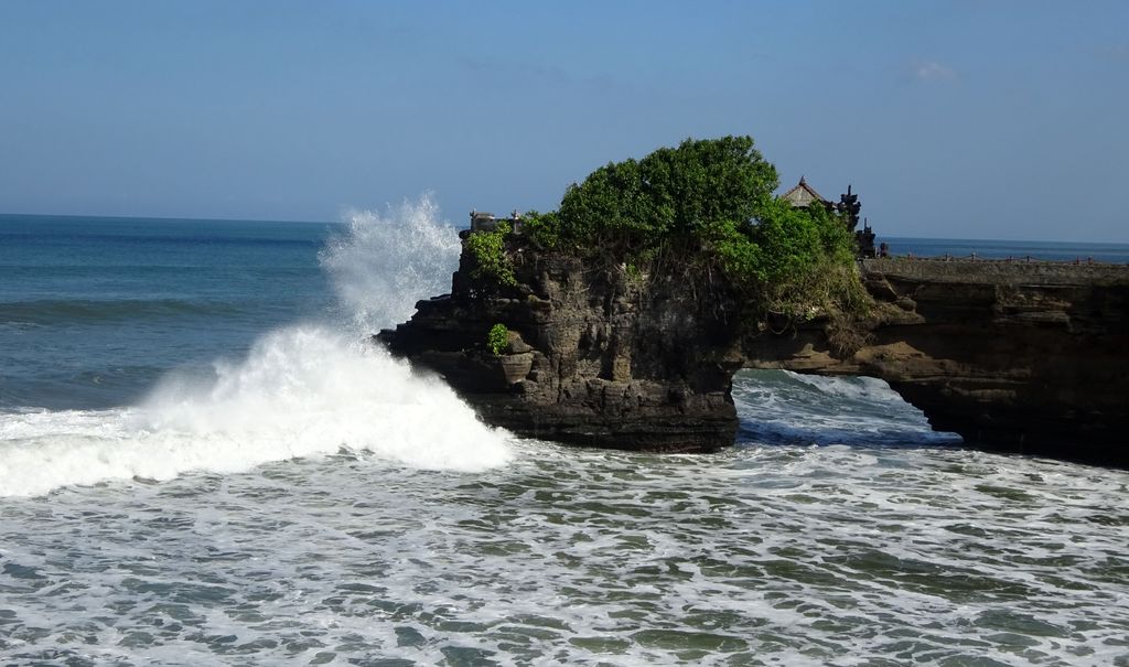 vague qui s'ecrase sur rocher de tanah lot