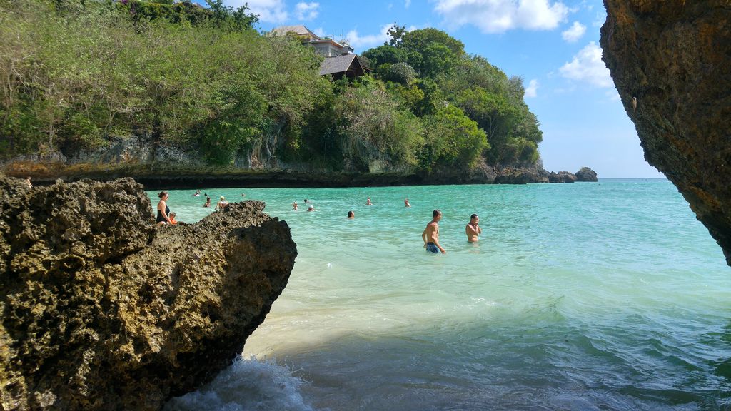 eau turquoise sur la plage de padang padang