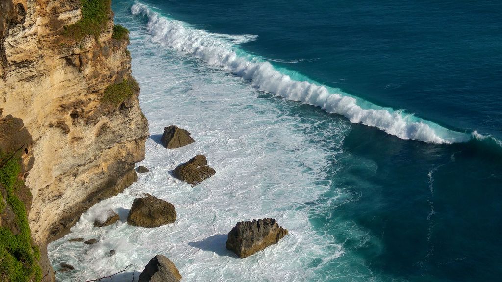 vue plongeante de la falaise d'uluwatu a bali