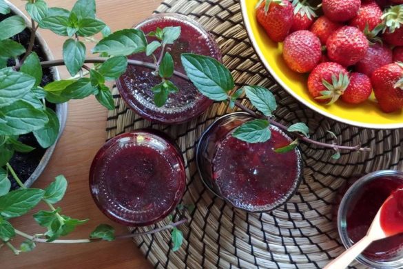 pots de confiture de fraise et menthe poivree