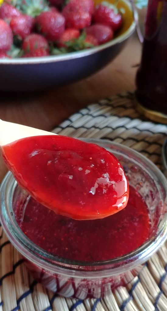 cuillère de confiture de fraise et menthe