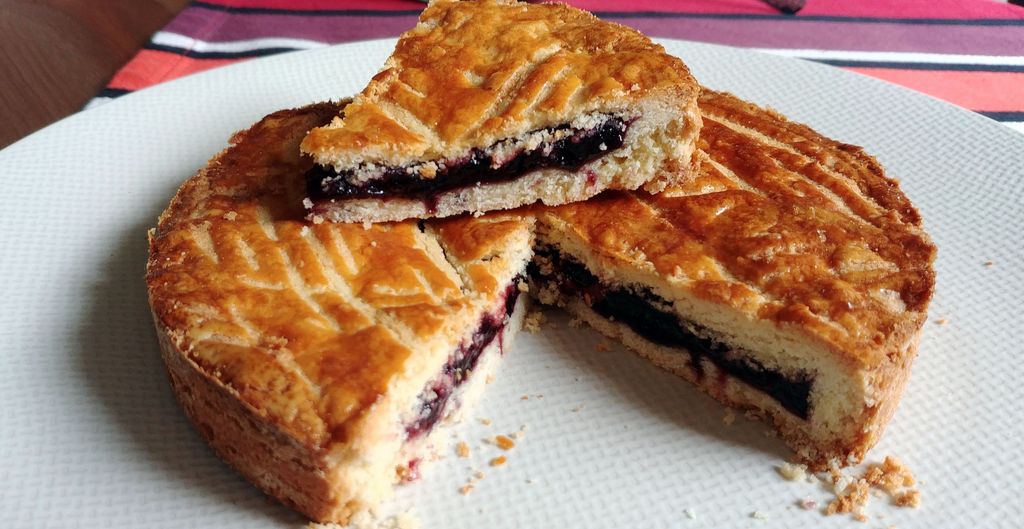 gâteau basque à la confiture de cerise noire