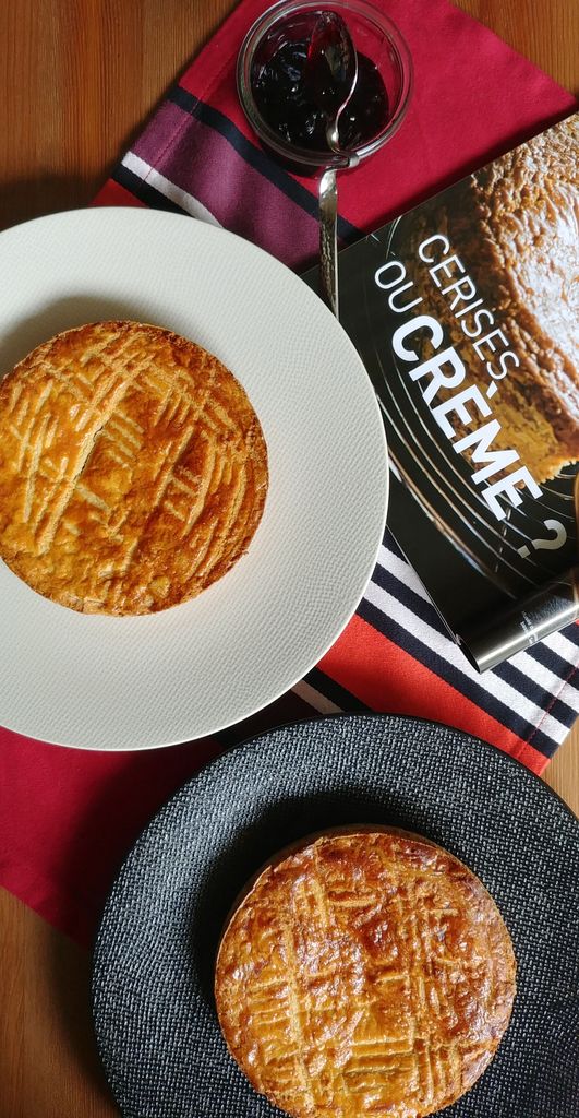 choix entre gâteau basque à la crème ou à la cerise