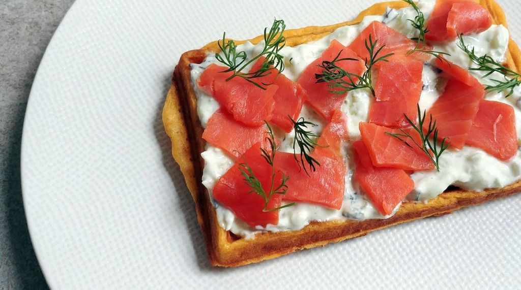 gaufre avec tzatziki, saumon et aneth