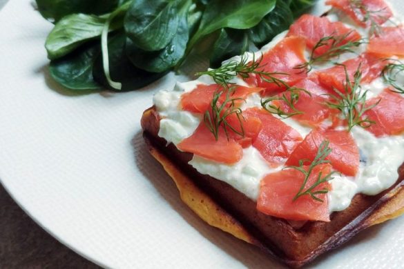 gaufre de patate douce, saumon et sauce tzatziki