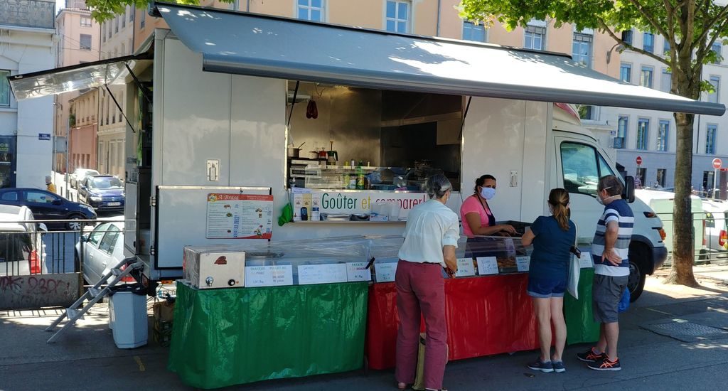 food truck a brasa sur le marché