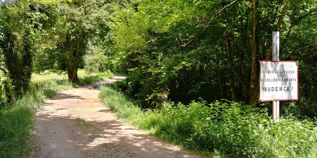 sentier de preau pour la cascade de la fouge