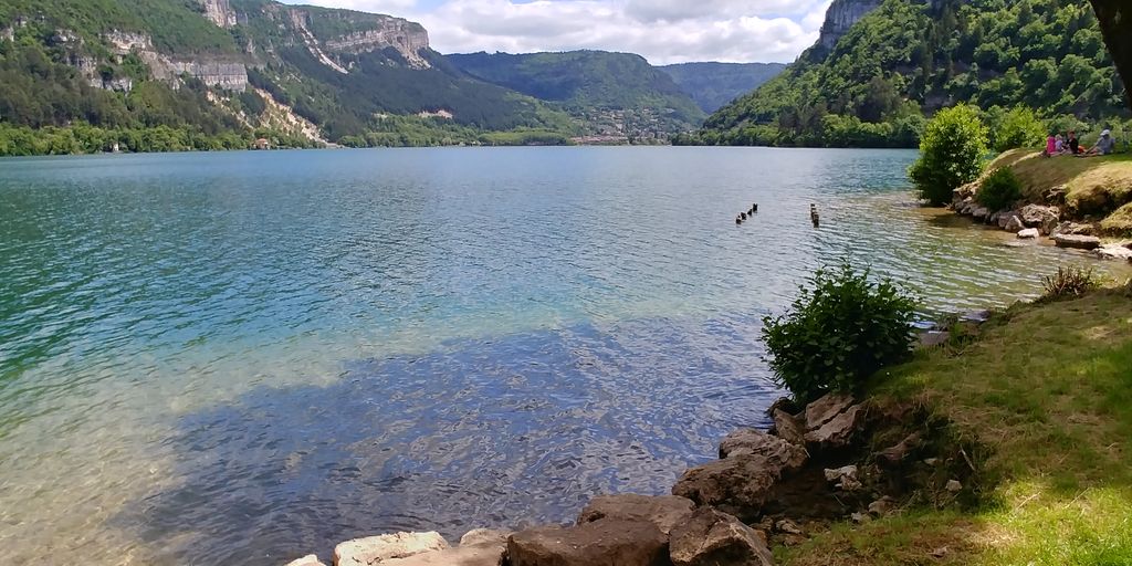 eau transparente du lac de nantua