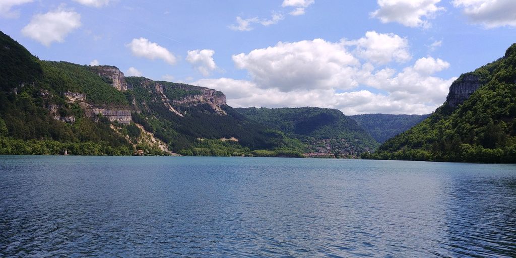 lac de nantua au milieu des falaises