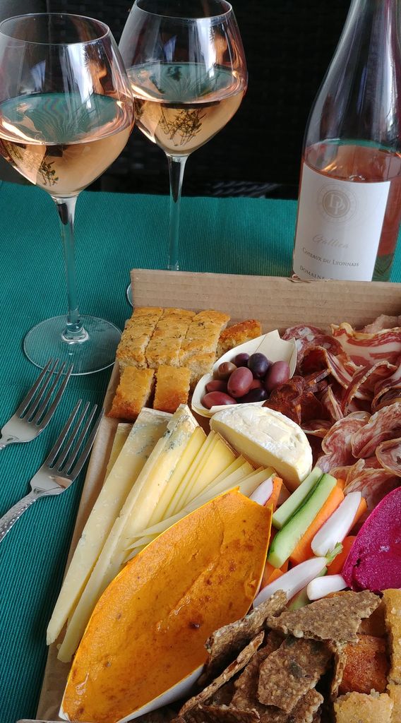 charcuterie, dips et fromages de la box sunsset