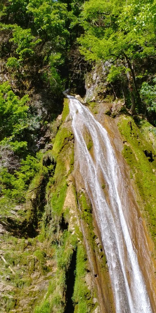 gros plan sur cascade dans l'ain