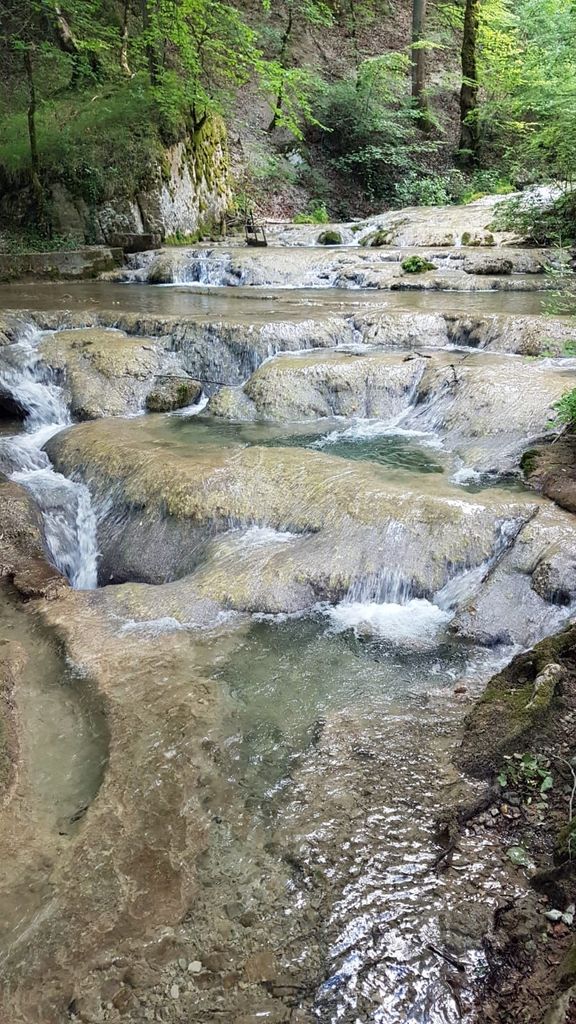 rivière menant à la cascade de clairefontaine